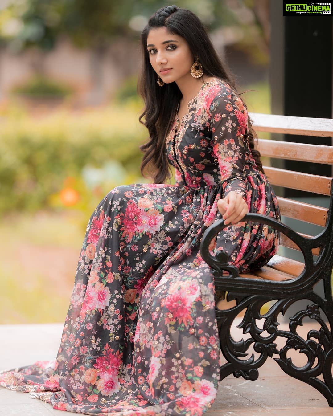Mirna Menon Instagram - Choose to shine✨ #Mirnaa • @yoshnasbyela • @camerasenthil • @galattadotcom • @sathish_pro • @teamaimpro