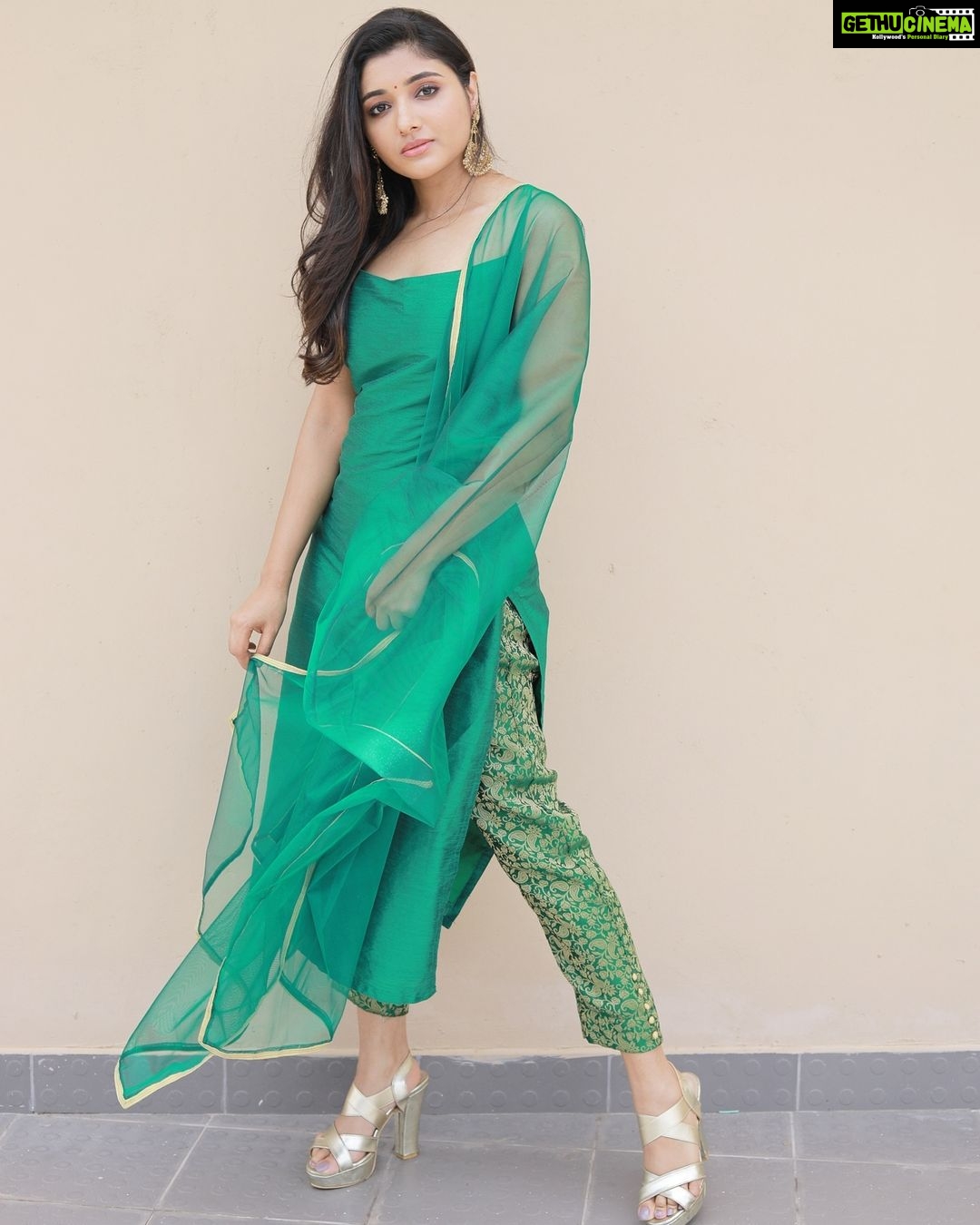 Mirna Menon Instagram - 💚 PC : @jijo_photographi M&H :@neethu_makeupartist wardrobe : @styledivalabel @anooshageorgesunoj