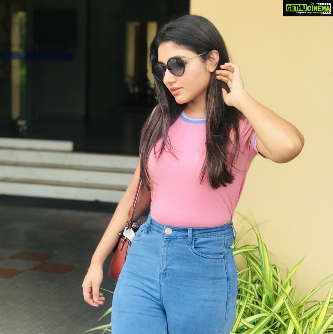 Mirna Menon Instagram - Off to work 😎 Y'all, have a nice day ✨