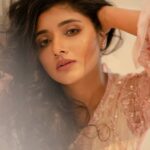 Mirna Menon Instagram - Hi :) #Mirnaa • @pournami_mukesh_photography • @themixandbrows • @the_drape_studio • @sathish_pro • @teamaimpro