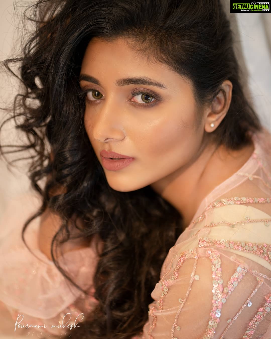 Mirna Menon Instagram - If there's one thing I'm willing to bet on, it's myself. #Mirnaa • @the_drape_studio • @pournami_mukesh_photography • @themixandbrows • @sathish_pro • @teamaimpro