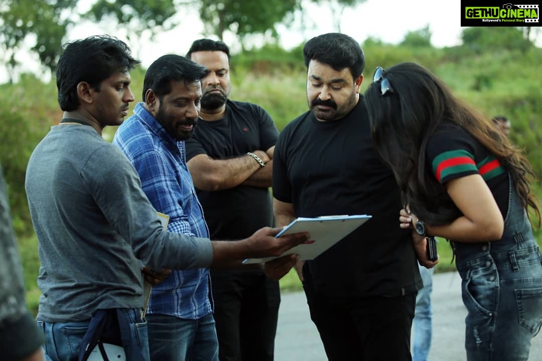 Mirna Menon Instagram - Identify the girl in this pic 😂 #BTS @mohanlal @directorsiddique @_tiny_tom_ #Mirnaa
