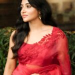 Mirna Menon Instagram - Thankyou for all the love ❤️ Saree : @hafsaaddotcom Outfit coordination : @gayathribalasubramanian21 MUA : @laxmi_saneesh Location : @holidayinn_cochin PC : @randheerkr Jewellery : @adorebypriyanka Jewellery Coordination : @amritha_lakshmi___