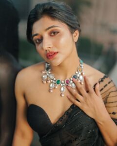 Mirna Menon Instagram - 🖤

Saree : @bespoke.dhishya 
Blouse : @archana.karthick 
PC : @sk_abhijith 
MUA : @laxmi_saneesh 
Jewellery : @mspinkpantherjewel 
Location : @holidayinn_cochin