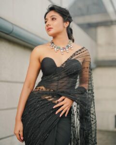 Mirna Menon Instagram - 🖤

Saree : @bespoke.dhishya 
Blouse : @archana.karthick 
PC : @sk_abhijith 
MUA : @laxmi_saneesh 
Jewellery : @mspinkpantherjewel 
Location : @holidayinn_cochin