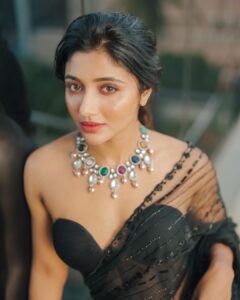 Mirna Menon Instagram - 🖤

Saree : @bespoke.dhishya 
Blouse : @archana.karthick 
PC : @sk_abhijith 
MUA : @laxmi_saneesh 
Jewellery : @mspinkpantherjewel 
Location : @holidayinn_cochin