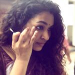 Misha Ghoshal Instagram – I really like this pic, specially coz candids at the right time happens very rarely in my case 😊 in between shots 

#filmshoot #candid #touchup #kajal