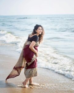 Misha Ghoshal Instagram - Photo dump from the saree series… posting all the pics i liked in the same post… let me know if u liked it too 😊 Marina Beach, Chennai