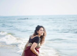 Misha Ghoshal Instagram - Photo dump from the saree series… posting all the pics i liked in the same post… let me know if u liked it too 😊 Marina Beach, Chennai