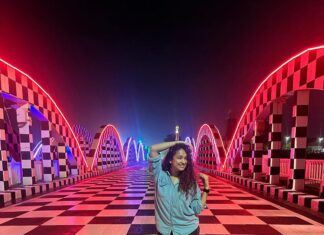 Misha Ghoshal Instagram - The inner child in me got way too excited seeing this bridge 🥺❤️ pure love and joy #colors #lighting #nightlife #chennai #bridge #marinabeach Napier Bridge, Marina Beach , Chennai