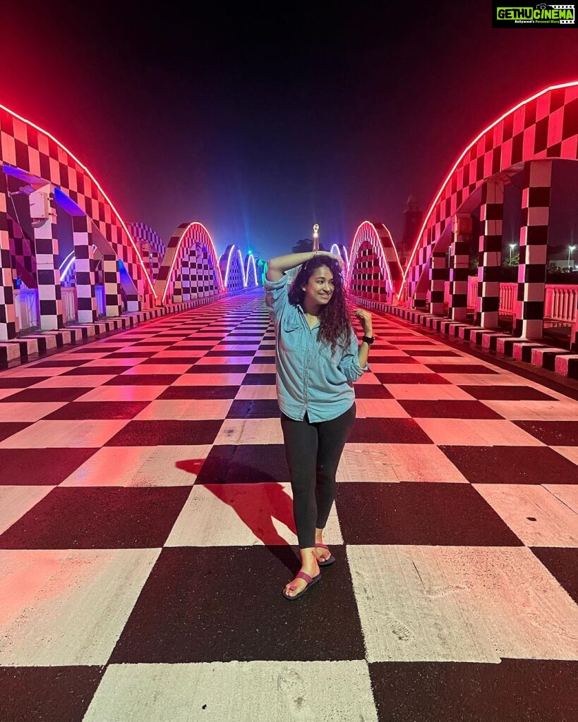 Misha Ghoshal Instagram - The inner child in me got way too excited seeing this bridge 🥺❤ pure love and joy #colors #lighting #nightlife #chennai #bridge #marinabeach Napier Bridge, Marina Beach , Chennai