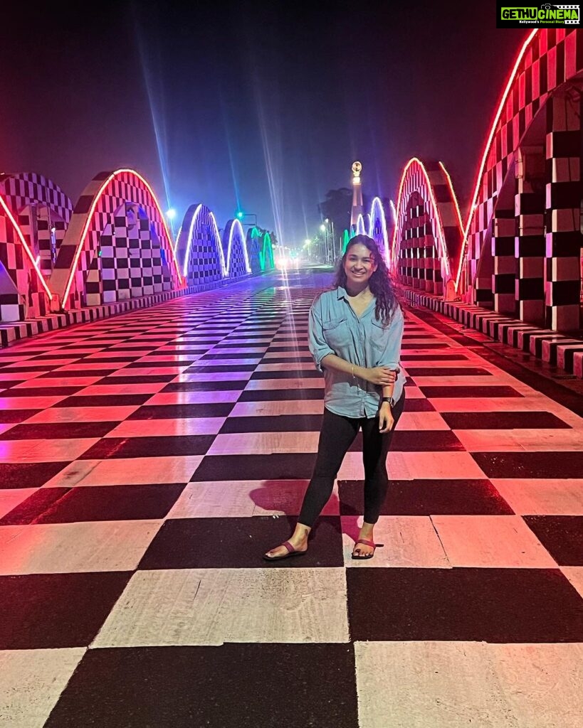 Misha Ghoshal Instagram - The inner child in me got way too excited seeing this bridge 🥺❤️ pure love and joy #colors #lighting #nightlife #chennai #bridge #marinabeach Napier Bridge, Marina Beach , Chennai