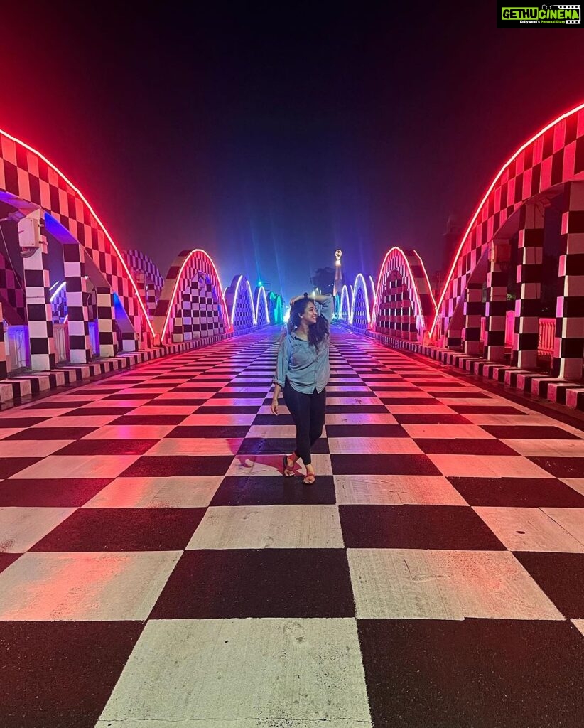 Misha Ghoshal Instagram - The inner child in me got way too excited seeing this bridge 🥺❤️ pure love and joy #colors #lighting #nightlife #chennai #bridge #marinabeach Napier Bridge, Marina Beach , Chennai