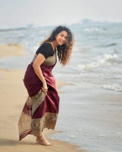 Misha Ghoshal Instagram - Photo dump from the saree series… posting all the pics i liked in the same post… let me know if u liked it too 😊