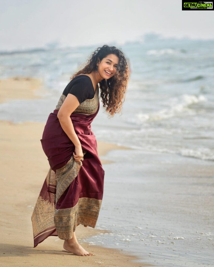 Misha Ghoshal Instagram - Photo dump from the saree series… posting all the pics i liked in the same post… let me know if u liked it too 😊 Marina Beach, Chennai