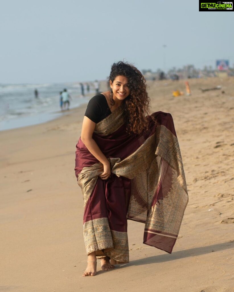 Misha Ghoshal Instagram - Photo dump from the saree series… posting all the pics i liked in the same post… let me know if u liked it too 😊 Marina Beach, Chennai
