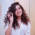 Mithila Palkar Instagram - Nothing encapsulates the idea of finding joy better than music for me. Amongst the many hats I wear, music is something that’s always been a thread that weaves who I am as a person - happy, vibrant and energetic. Working in an industry known for hectic schedules & long hours, it’s the moments of joy I seize while jamming or relaxing to music in between shots that keep me going & replenish my creative juices! When Titan sent me this Titan Quartet (1882SL01) that’s inspired by the essence of music, I knew this was my instant pick-me-up. My reminder to cherish every ticking minute. That’s my idea of finding joy. @titanwatchesindia Now it’s your turn. Go on. Find your Joy. #TitanWatchesIndia #FindYourJoy #Partnership