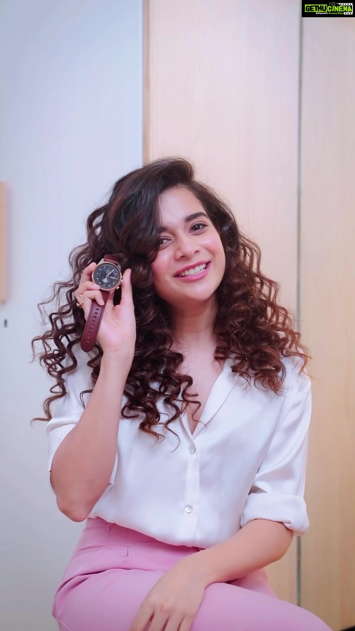 Mithila Palkar Instagram - Nothing encapsulates the idea of finding joy better than music for me. Amongst the many hats I wear, music is something that’s always been a thread that weaves who I am as a person - happy, vibrant and energetic. Working in an industry known for hectic schedules & long hours, it’s the moments of joy I seize while jamming or relaxing to music in between shots that keep me going & replenish my creative juices! When Titan sent me this Titan Quartet (1882SL01) that’s inspired by the essence of music, I knew this was my instant pick-me-up. My reminder to cherish every ticking minute. That’s my idea of finding joy. @titanwatchesindia Now it’s your turn. Go on. Find your Joy. #TitanWatchesIndia #FindYourJoy #Partnership