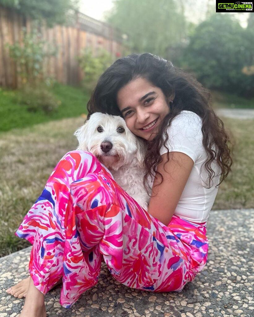 Mithila Palkar Instagram - Hakuna Matata 🐶✨ . @craftedbybinks - thanks for making me these pants that I am clearly living in! California, USA