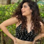 Mithila Palkar Instagram – A musical monsoon day! ☔️

Glam and outtakes @shrushti_birje_28 🤍
Hair by @makeupandhairby_netra 

Cheerleading by @milisavla 🥳