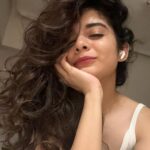 Mithila Palkar Instagram – Curls in. Curls out 🤸🏻