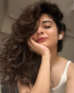 Mithila Palkar Instagram - Curls in. Curls out 🤸🏻