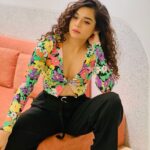 Mithila Palkar Instagram – “Good morning, dear 💐” 

Styled by @shreejarajgopal 
HMU @shrushti_birje_28 
Photography – the multitalented – @mostlysane 

Top – Revovle on @nykaafashion 
Pants – @pullandbear 
Shoes – @dior