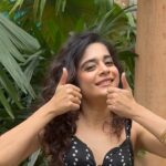 Mithila Palkar Instagram – Ek Pyar ka Nagma Hai #SingSongSaturday 

I had this song playing in my head so I had to sing it out. I’m sorry for the bad audio quality but I do moody singing wherever I am. Heh! Happy weekend to you :)