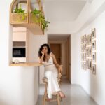 Mithila Palkar Instagram – The story behind actor Mithila Palkar’s (@mipalkarofficial) new home in Mumbai is charming enough to make anyone smile. Watching her speak animatedly about her space and move through the rooms with ease brings a certain inexplicable feeling of satisfaction – of watching someone truly belong. It doesn’t hurt that the cute and cosy 700-square-foot apartment’s design, courtesy of Rutuja Tulsulkar, principal designer at Studio Bloom (@studiobloom.in), feels like a warm hug. With narratives of loving bonds, nostalgic allure and mesmerising vistas, awash in minimalist grace, the abode has it all. 

“Mithila, she knows what she wants,” says Rutuja. From the exact hue of the rust couch to the grain of the light-wood veneer found in abundance around the space, she was willing to wait rather than compromise.  

Read more at the link in bio 

Photography: Yadnyesh Joshi (@theendlessforms)
Mithila’s portrait: Harshita Nayyar (@harshitanayyar_) 
Words: Alisha Lad (@alisha___lad )