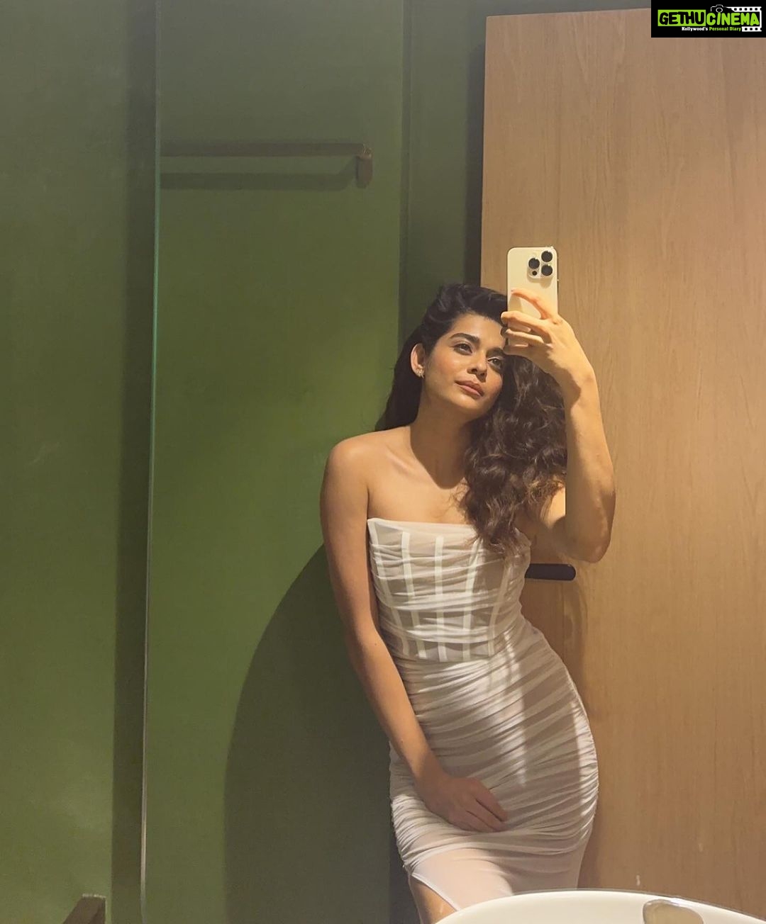 Mithila Palkar Instagram - Golden Green 🌿