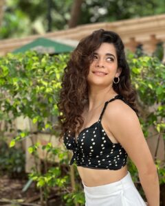 Mithila Palkar Instagram - A musical monsoon day! ☔️

Glam and outtakes @shrushti_birje_28 🤍
Hair by @makeupandhairby_netra 

Cheerleading by @milisavla 🥳