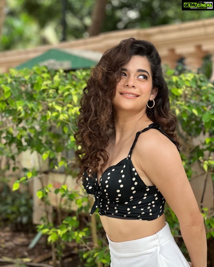 Mithila Palkar Instagram - A musical monsoon day! ☔️ Glam and outtakes @shrushti_birje_28 🤍 Hair by @makeupandhairby_netra Cheerleading by @milisavla 🥳