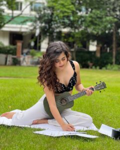 Mithila Palkar Instagram - A musical monsoon day! ☔️

Glam and outtakes @shrushti_birje_28 🤍
Hair by @makeupandhairby_netra 

Cheerleading by @milisavla 🥳