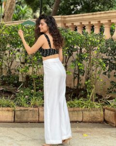 Mithila Palkar Instagram - A musical monsoon day! ☔️ Glam and outtakes @shrushti_birje_28 🤍 Hair by @makeupandhairby_netra Cheerleading by @milisavla 🥳