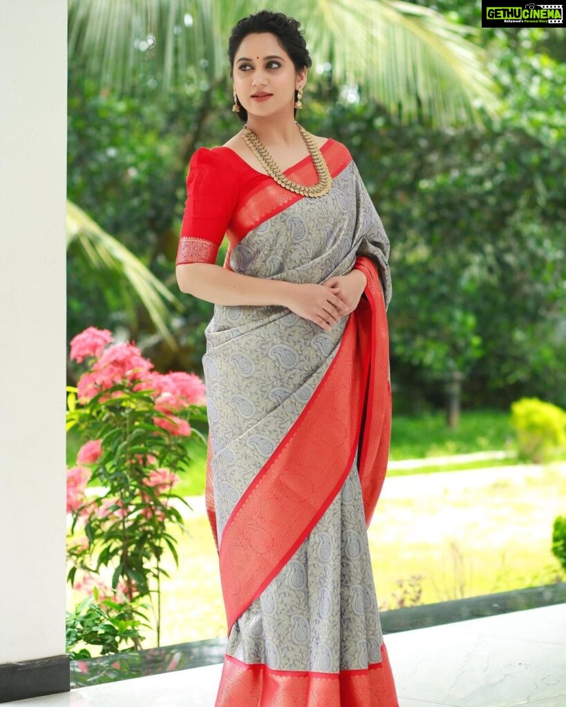 Miya George Instagram - I get that Sudden Indian feel when I wear a saree... If it's a silk saree I totally become a Malayali pennu 🥰 Saree by @amyraonline @femy_antony__ @sabarinathk_ @mayoorajewels_by_archana @pranavraaaj