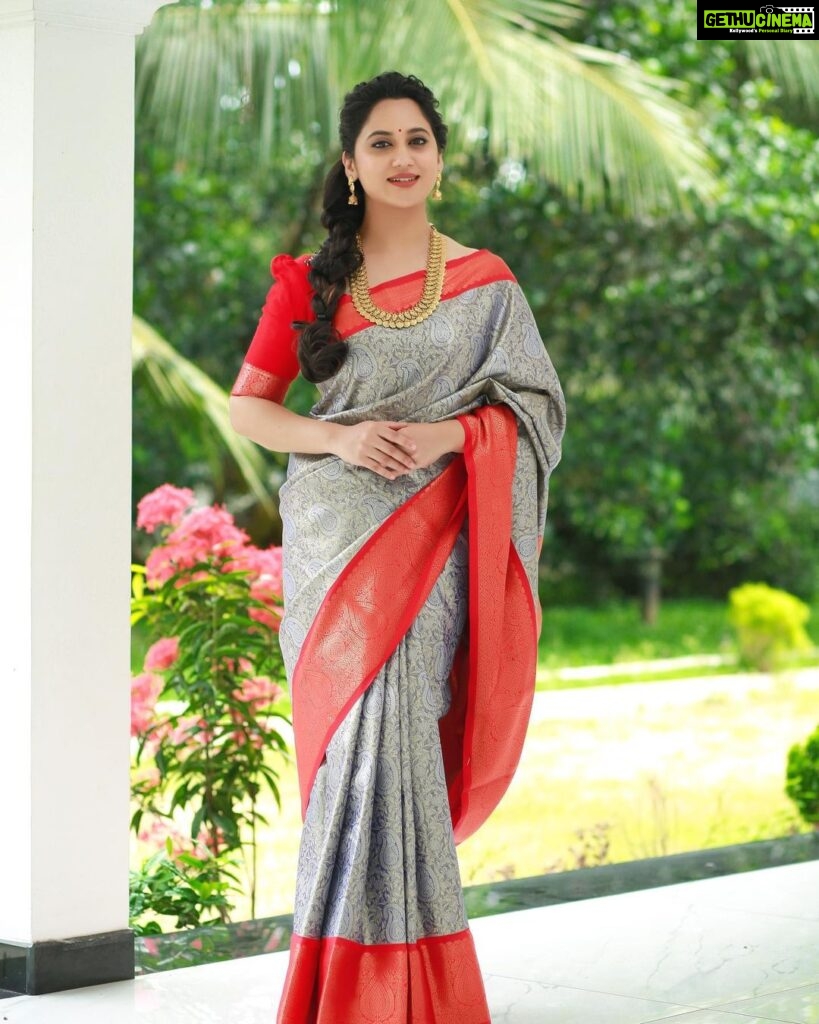 Miya George Instagram - I get that Sudden Indian feel when I wear a saree... If it's a silk saree I totally become a Malayali pennu 🥰 Saree by @amyraonline @femy_antony__ @sabarinathk_ @mayoorajewels_by_archana @pranavraaaj