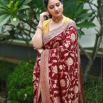 Miya George Instagram - Saree makes u dressed up instantly. If u add on bit makeup nd hairdo the result is ravishing 😍 Pure Banarasi saree from @amyraonline Styling @sabarinathk_ Mua @femy_antony__ 📸 @pranavraaaj @mayoorajewels_by_archana