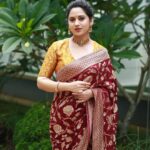 Miya George Instagram - Saree makes u dressed up instantly. If u add on bit makeup nd hairdo the result is ravishing 😍 Pure Banarasi saree from @amyraonline Styling @sabarinathk_ Mua @femy_antony__ 📸 @pranavraaaj @mayoorajewels_by_archana