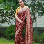 Miya George Instagram - Saree makes u dressed up instantly. If u add on bit makeup nd hairdo the result is ravishing 😍 Pure Banarasi saree from @amyraonline Styling @sabarinathk_ Mua @femy_antony__ 📸 @pranavraaaj @mayoorajewels_by_archana