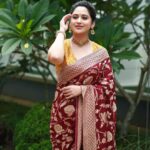 Miya George Instagram – Saree makes u dressed up instantly. If u add on bit makeup nd hairdo the result is ravishing 😍  Pure Banarasi saree from @amyraonline  Styling @sabarinathk_  Mua @femy_antony__ 📸 @pranavraaaj  @mayoorajewels_by_archana