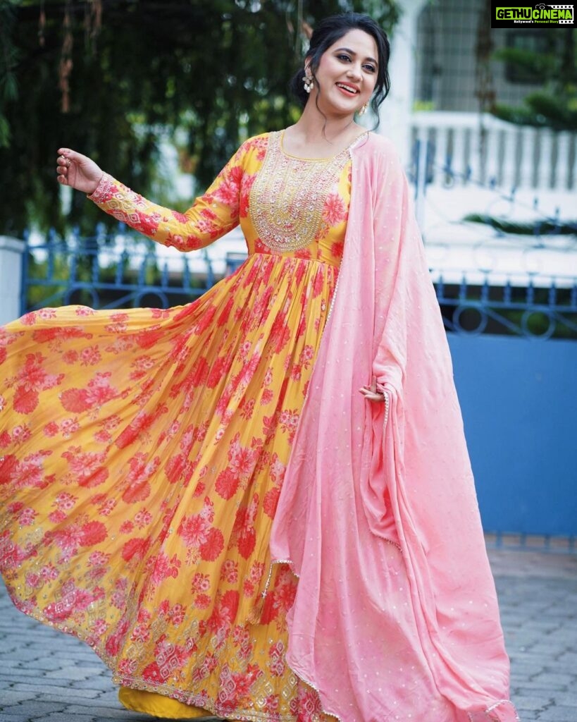 Miya George Instagram - Flowers do bring happiness right .. Wearing @silkycalicut Styling @sabarinathk_ Mua @femy_antony__ Jewelry @adorebypriyanka 📸 @_the_lens_man