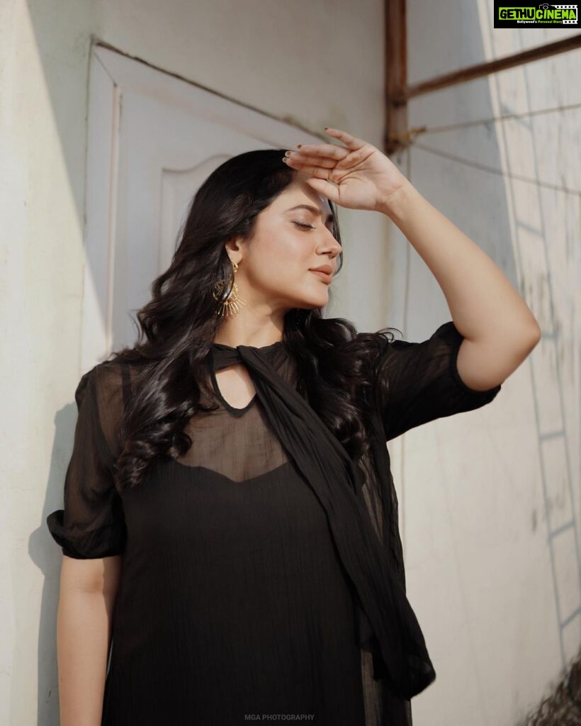 Miya George Instagram - Black to me is an emotion,an attitude and above all Real,which I was able to express to the best Styling @sabarinathk_ Photography by @merin__georg Dress @lisdesigns.in Mua @amal_ajithkumar Jewelry @adorebypriyanka