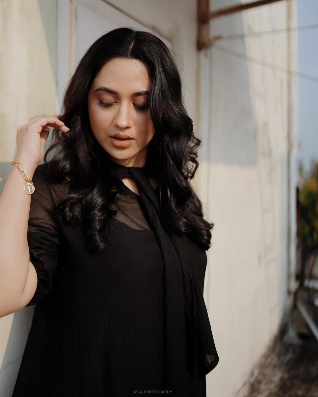 Miya George Instagram - Black to me is an emotion,an attitude and above all Real,which I was able to express to the best Styling @sabarinathk_ Photography by @merin__georg Dress @lisdesigns.in Mua @amal_ajithkumar Jewelry @adorebypriyanka