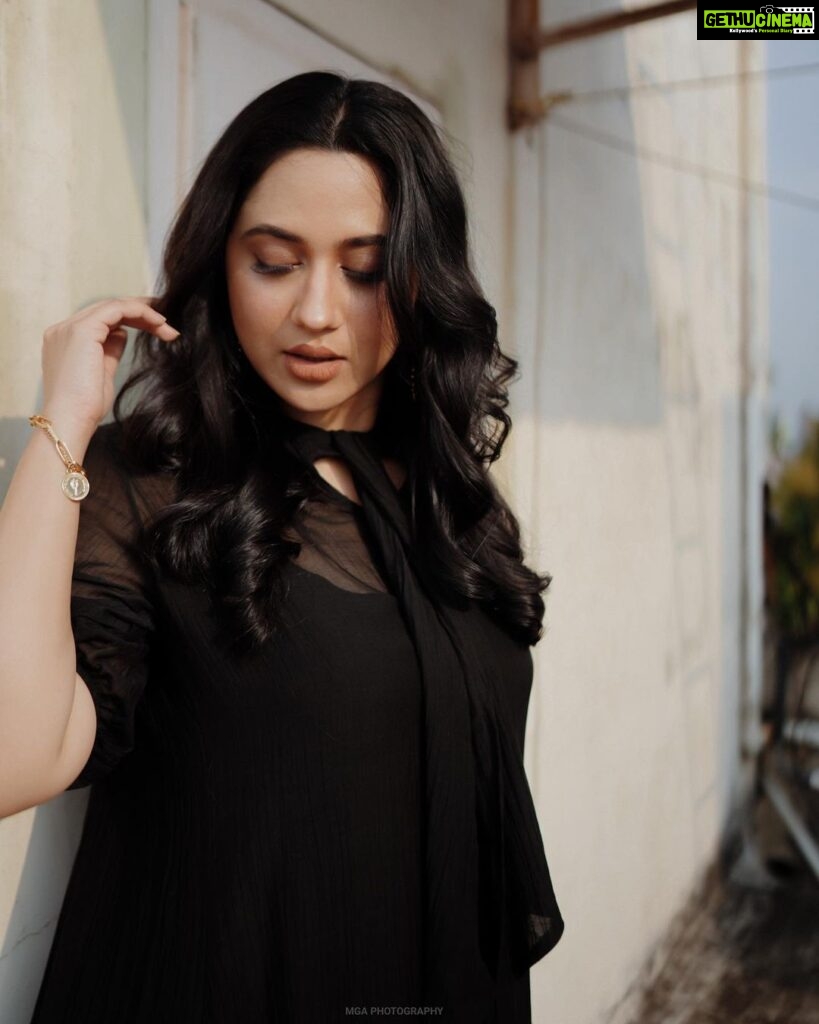 Miya George Instagram - Black to me is an emotion,an attitude and above all Real,which I was able to express to the best Styling @sabarinathk_ Photography by @merin__georg Dress @lisdesigns.in Mua @amal_ajithkumar Jewelry @adorebypriyanka
