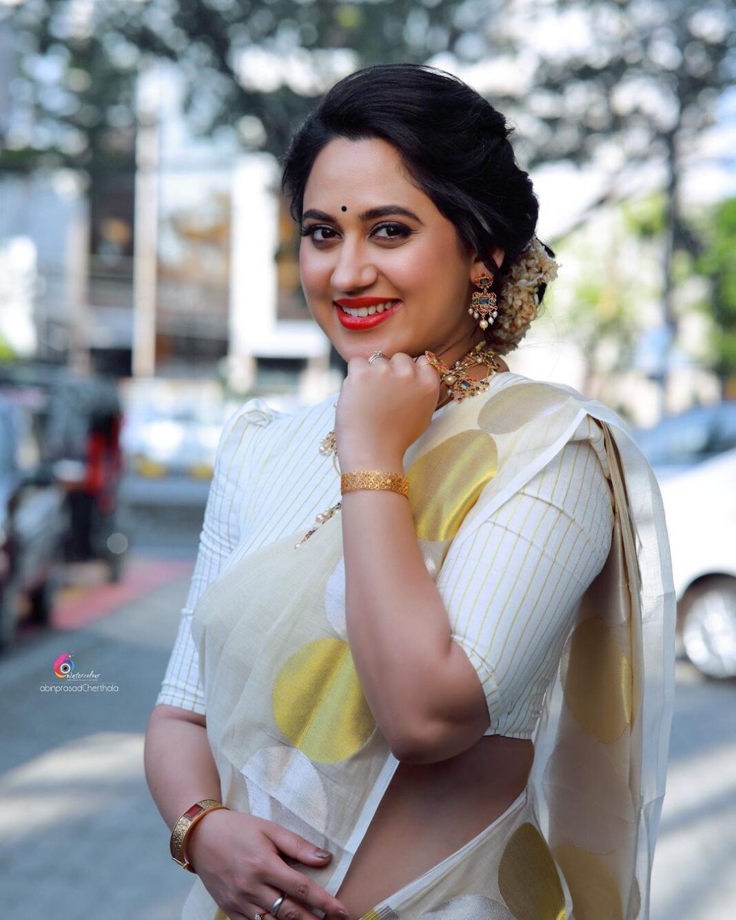 Miya George Instagram - Happy Vishu 🌼 Mua @femy_antony__ Saree @ar_handlooms_kuthampully Jewelry @ezerjewellery Clicks @abinprasad_cherthala Styling @sabarinathk_