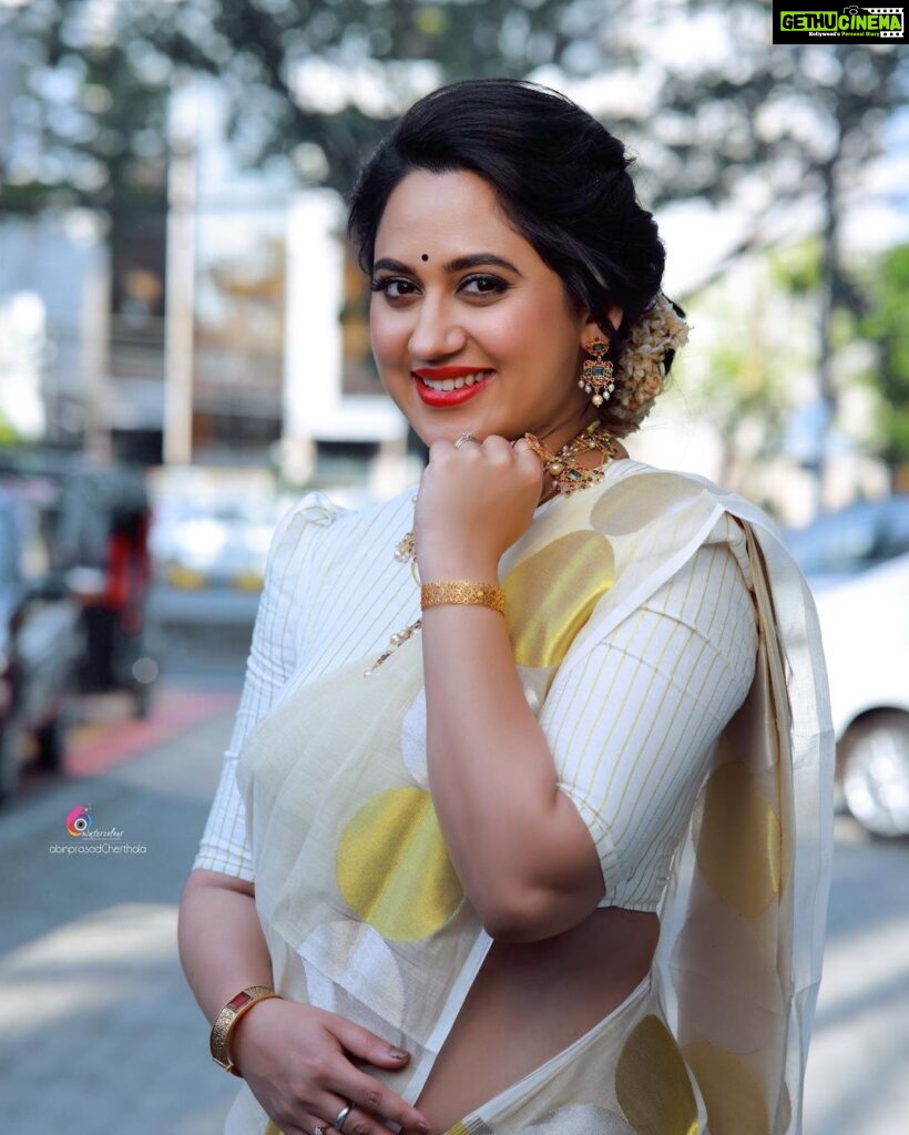 Miya George Instagram - Happy Vishu 🌼 Mua @femy_antony__ Saree @ar_handlooms_kuthampully Jewelry @ezerjewellery Clicks @abinprasad_cherthala Styling @sabarinathk_