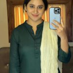 Miya George Instagram – Kurachu selfies orumichu ittal kuzhappam undo? Ellallo lle…😜