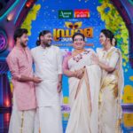 Miya George Instagram - ഞങ്ങളുടെ ഡ്രാമ ജൂനിയർ കുടുംബത്തിന്റെ വിഷു ആശംസകൾ ❤️ 💐 @starambika @vidhuprathap_official @meet_miya ❤️❤️ #happyvishu #wishes #zeekeralam #dramajuniors #miya #vidhuprathap #jeeva