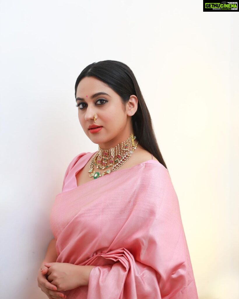 Miya George Instagram - Right amount of jewelry surely compliments🥰. jewelry @keyaa_by_kartika @sabarinathk_ saree @iha_designs 📸 @pranavraaaj @femy_antony__