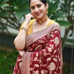 Miya George Instagram - Saree makes u dressed up instantly. If u add on bit makeup nd hairdo the result is ravishing 😍 Pure Banarasi saree from @amyraonline Styling @sabarinathk_ Mua @femy_antony__ 📸 @pranavraaaj @mayoorajewels_by_archana